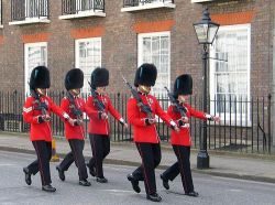 Гвардейцы у Дворца Сент-Джеймс (St James's Palace guard)